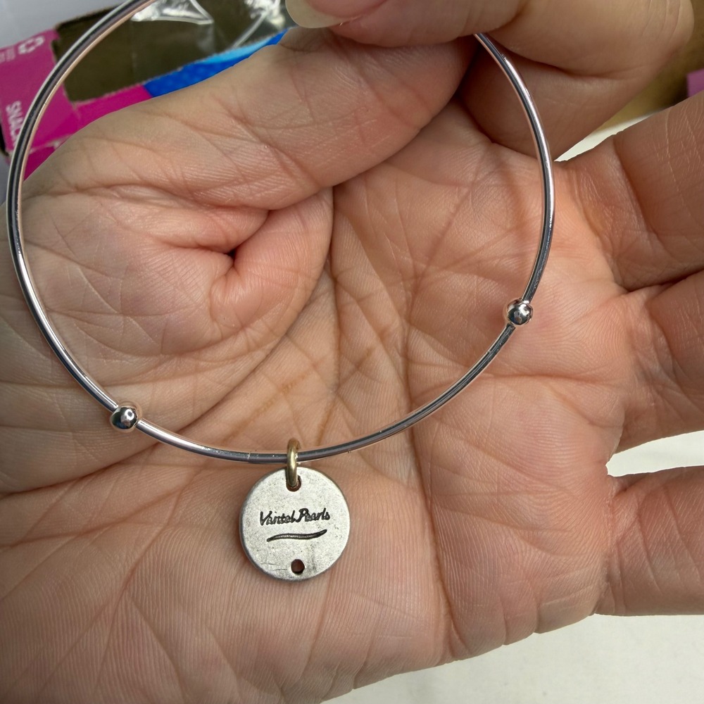 Vantel Pearls Silver Tone Seashell Charm Bangle Bracelet - Picture 4 of 6